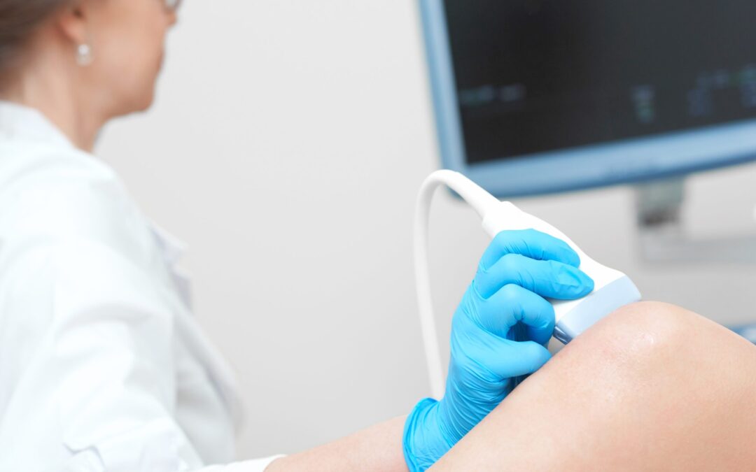 radiologue effectuant une echographie de doppler